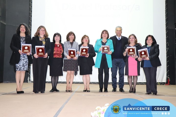 EMOTIVO ACTO EN CONMEMORACIÓN DEL DÍA DEL PROFESOR