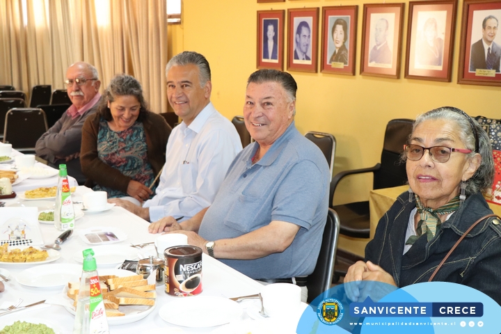 ALCALDE JAIME GONZÁLEZ RECIBE A ADULTOS MAYORES PARTICIPANTES DEL CONCURSO LITERARIO DEL SENAMA "CONFIESO QUE HE VIVIDO"