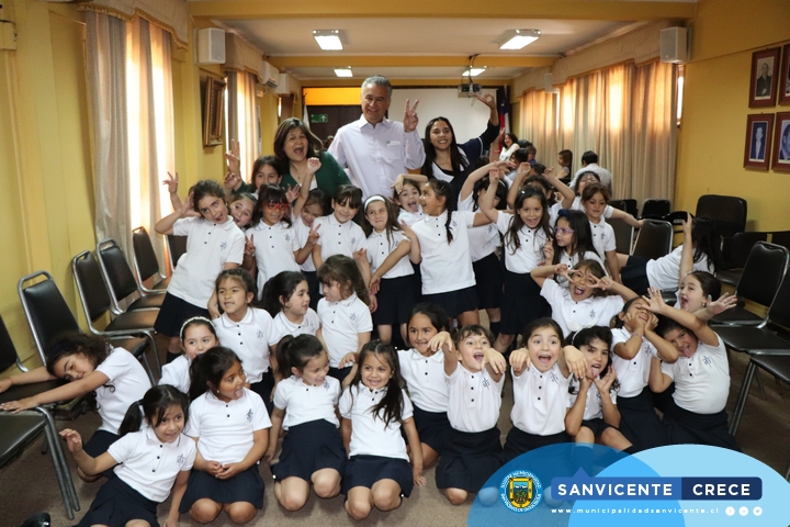 ALCALDE JAIME GONZÁLEZ RECIBE A NIÑAS DE KÍNDER DEL COLEGIO SANTA INÉS