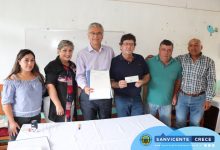 ALCALDE JAIME GONZÁLEZ ENTREGA PERSONALMENTE LOS RECURSOS PARA LA CARPETA DE LA MULTICANCHA DE MILLAHUE