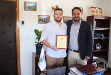 ALCALDE ENTREGA RECONOCIMIENTO A DESTACADO SANVICENTANO