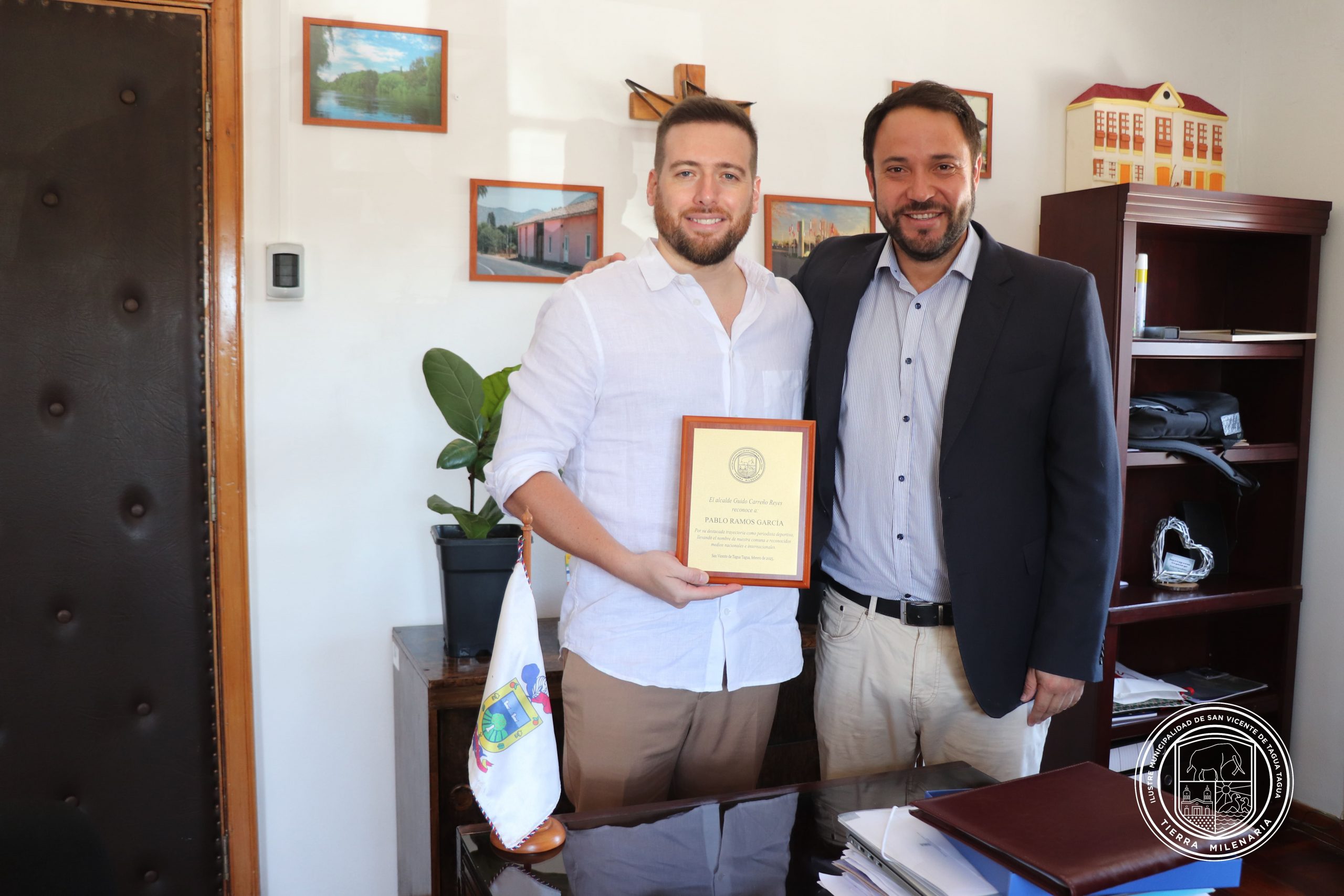 ALCALDE ENTREGA RECONOCIMIENTO A DESTACADO SANVICENTANO